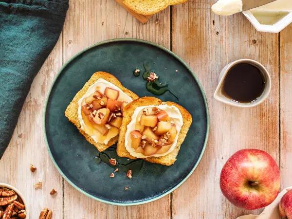 Tartines briochées, pommes, sirop d'érable et St Morêt