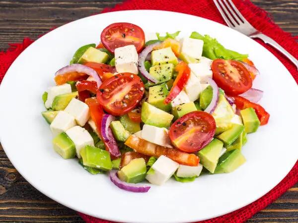 Recettes : Salade composée à l'avocat et fromage de brebis