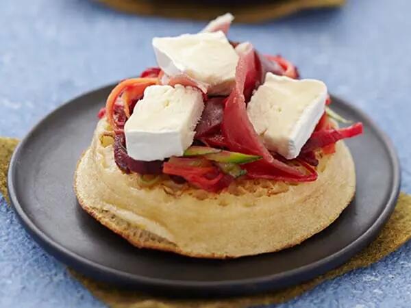 Recettes : Crumpets dorés aux petits légumes et fromage