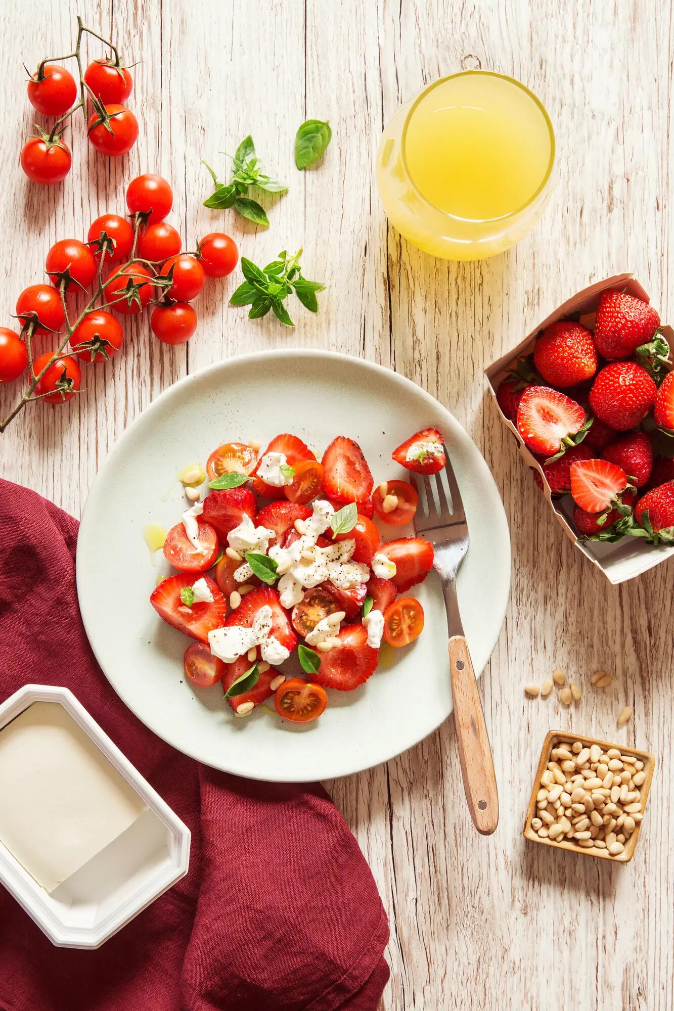 Salade de fraises et tomates cerises au fromage frais