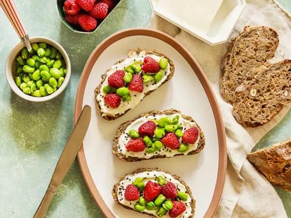 Tartines aux fèves et framboises
