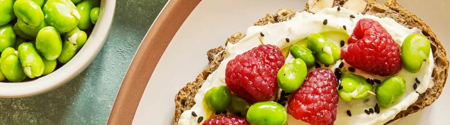 Tartines aux fèves et framboises