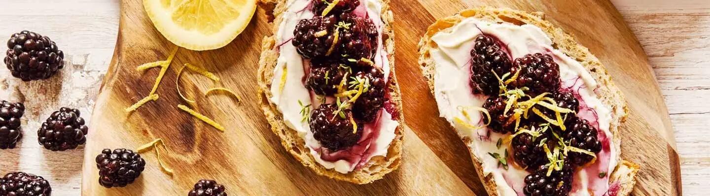 Recette : Tartines aux mûres et fromage frais
