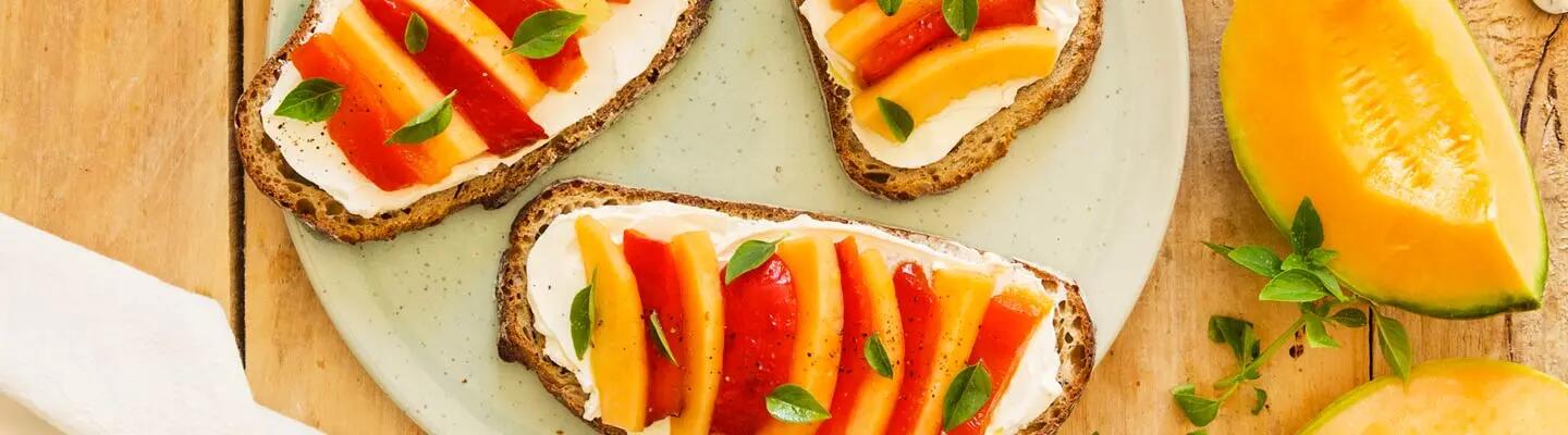 Recette : Tartine melon, poivron et fromage frais