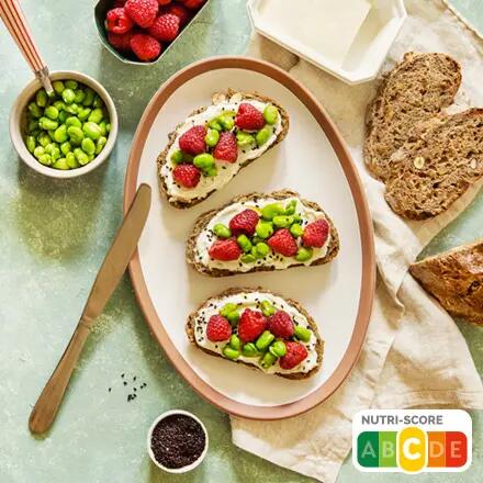 Recette : Tartines framboises, fèves et fromage frais