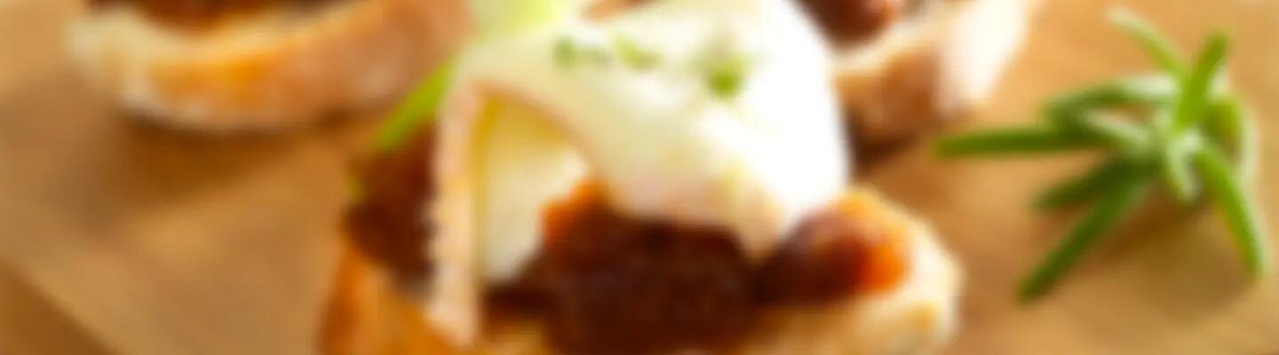 Recette : Tartine de fromage, chutney pomme abricot et romarin