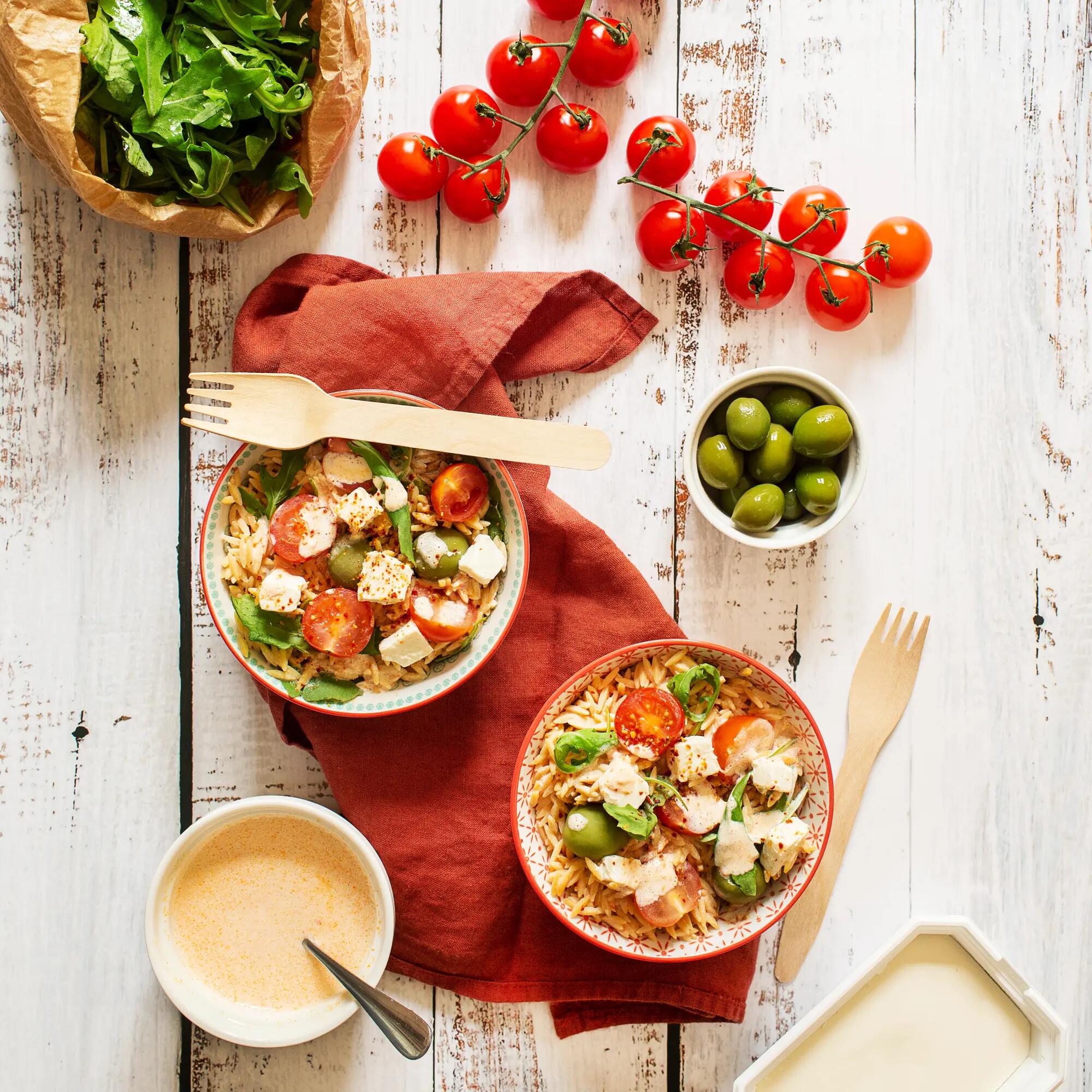 Salade de pâtes, tomates cerise, olives et fromage frais