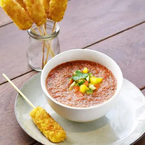 Recette : Gaspacho et ses brochettes de croustillants à l'emmental