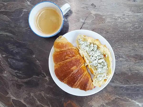 Roquefort sur croissants chauds : le petit déjeuner qui réveille !