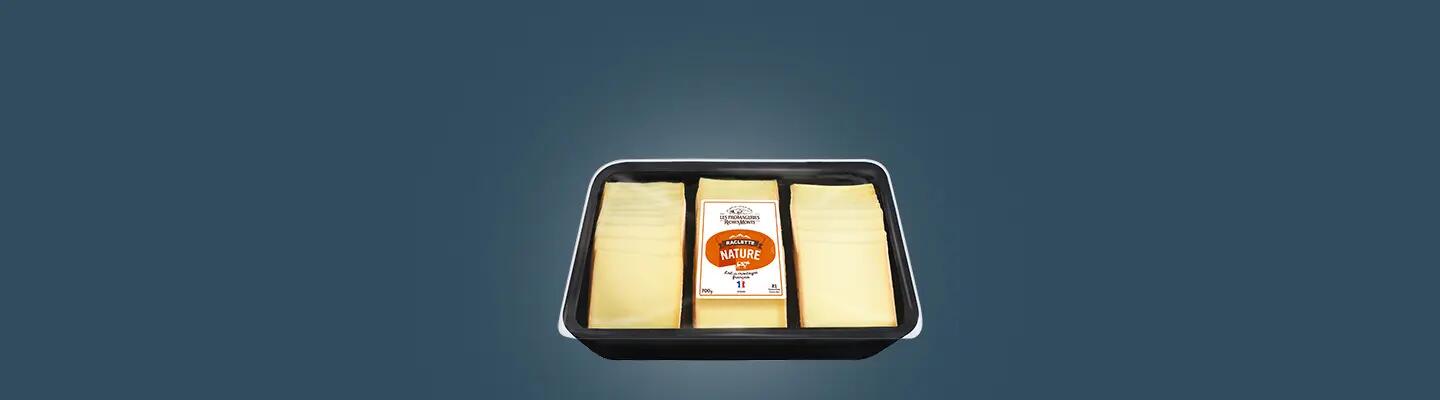 Plateau raclette nature selection coupe 450g sur fond bleu
