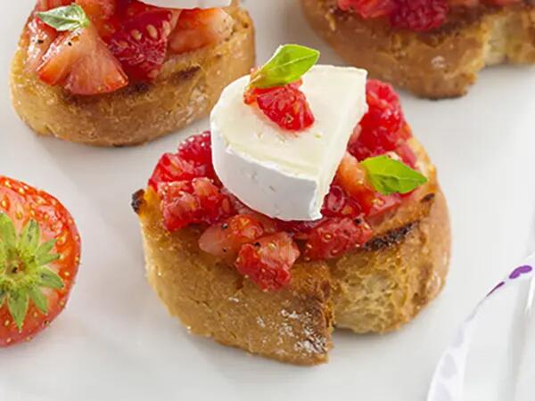 Recettes : Tartines fraises framboises Basilic et fromage