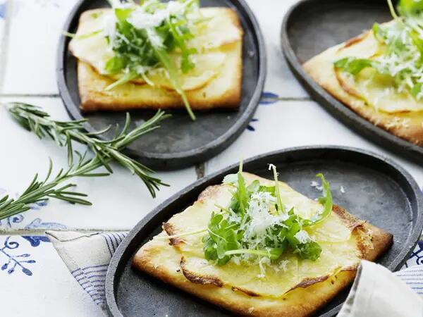 Recettes : Mini pizzas à la pomme de terre, roquette et parmesan