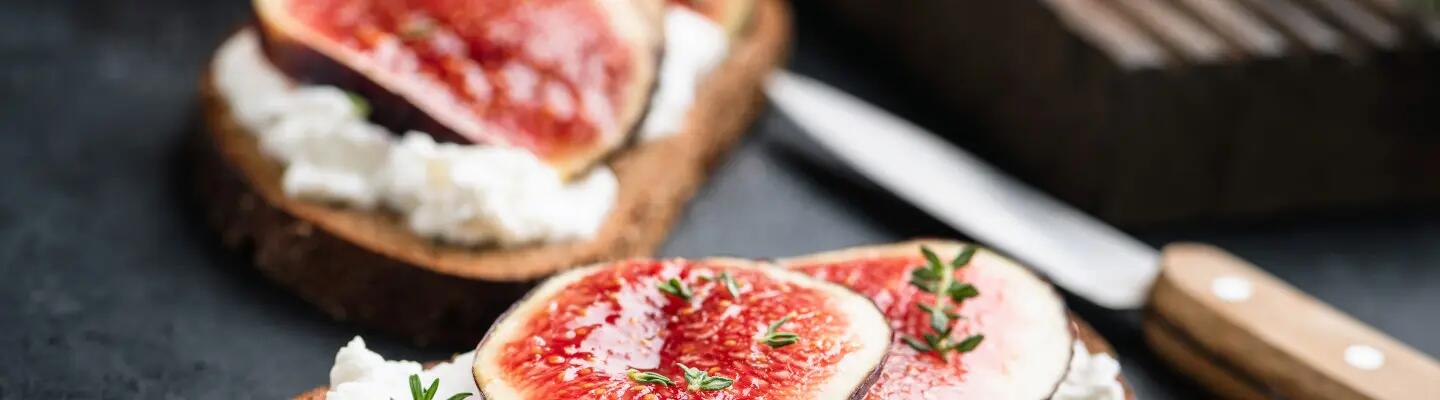 Recette : Tartine de fromage de chèvre frais à la figue et cerises