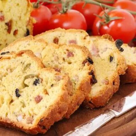 Recette : Cake gourmand au comté, olives et lardons