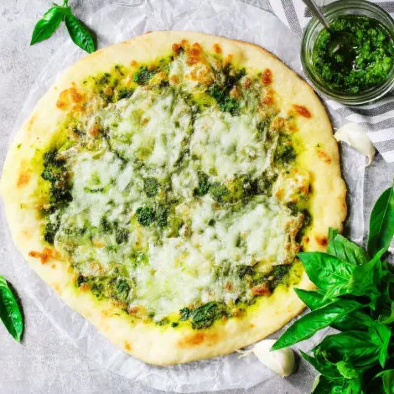 Recette : Pizza verte aux légumes, pesto et fromage de brebis