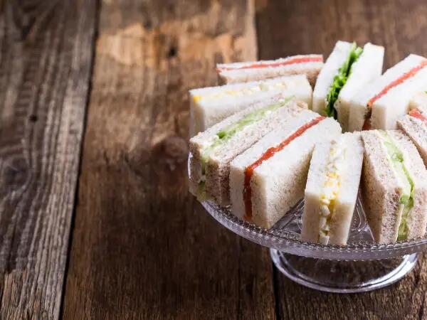 Recettes : Sandwich cake au saumon fumé, radis et chèvre frais