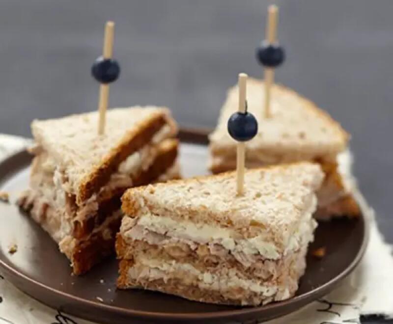  Club-sandwich au pain d'épice, fromage et magret fumé