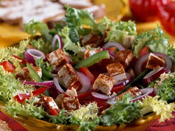 Recettes : Salade frisée au thon et languettes de fromage frais
