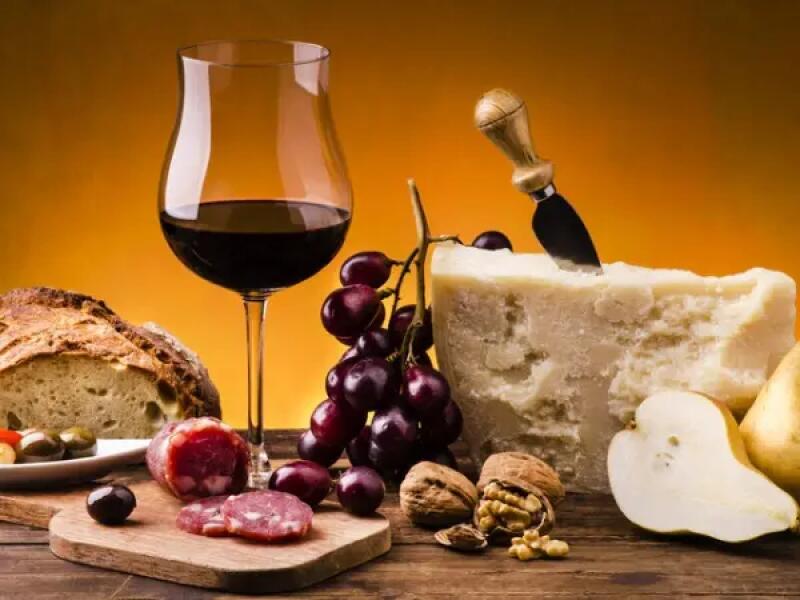 TH01_appetizing-meal-with-cheese-and-fruit-and-wine-picture-id1053963660 (1)