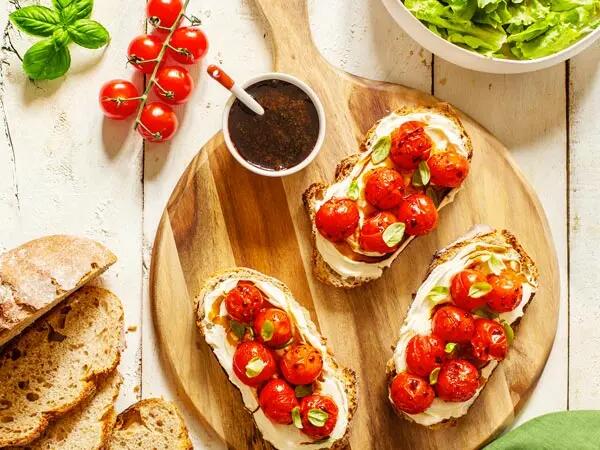 th01 Tartines de tomates rôties, caramel balsamique