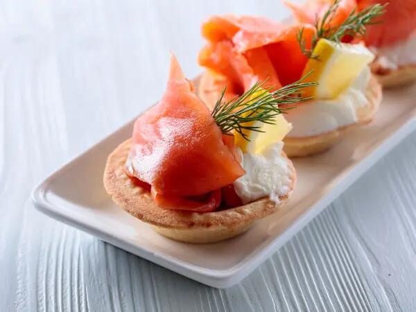 Recettes : Tartelettes au chèvre frais, saumon et herbes fraîches