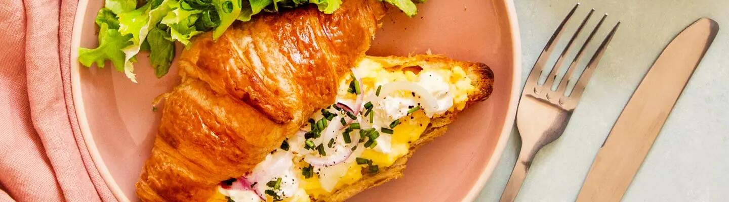 Recette : Croissants aux oeufs brouillés et fromage frais