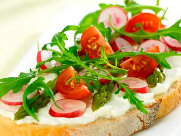 Recettes : Tartines au fromage frais, radis roses & asperges vertes