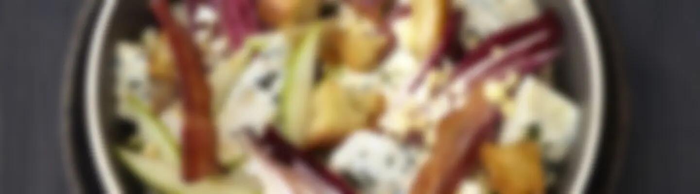 Recette : Salade d'endives rouges au bleu, œuf dur et chips de lard