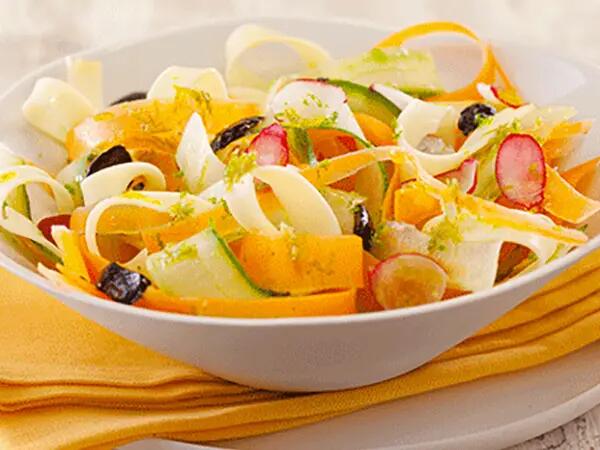 Recettes : Salade de tagliatelles de légumes aux olives et fromage