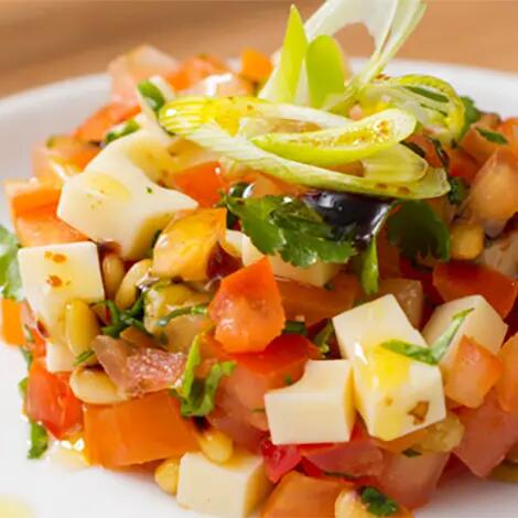 Recette : Tartare de tomates coeur de boeuf aux pignons de pin et fromage