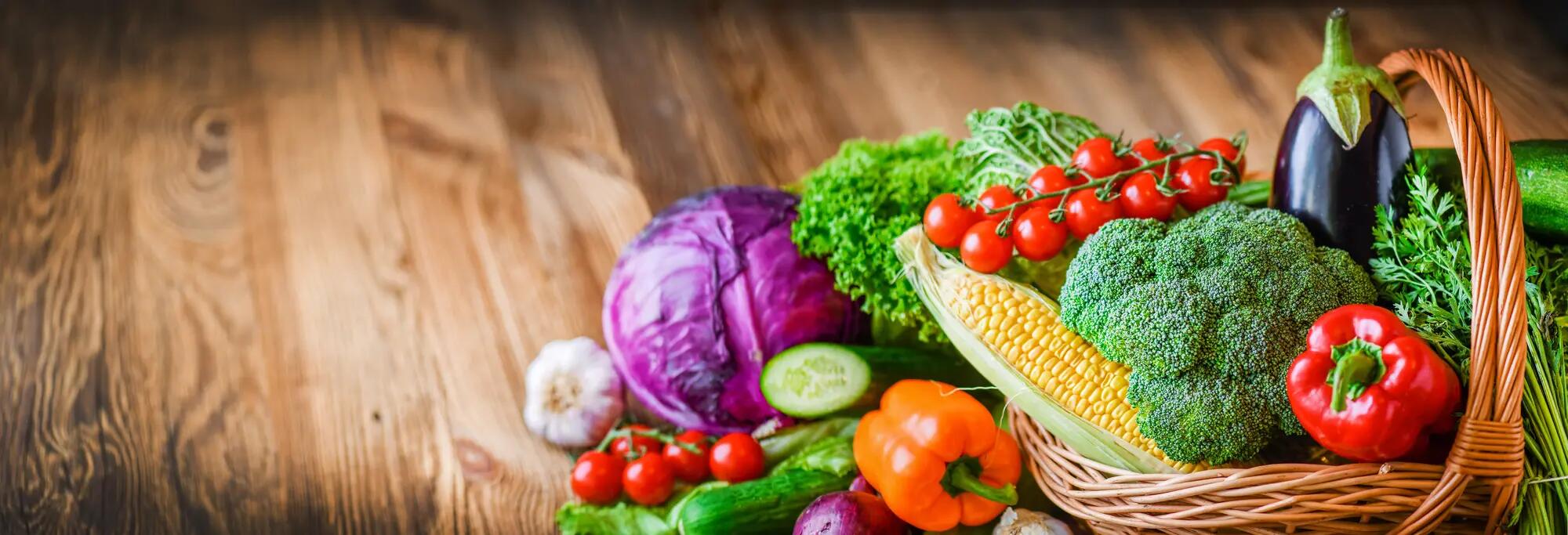 Légumes dans un panier tressé- Adobe Stock