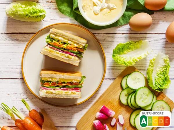Sandwich pain de mie, crudités et fromage frais