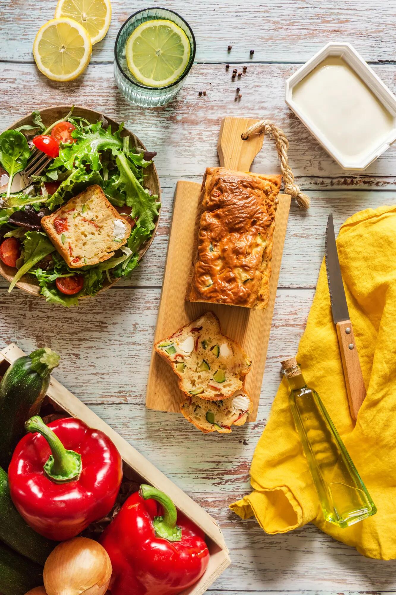 Cake à la courgette, aux poivrons, aux oignons et St Môret