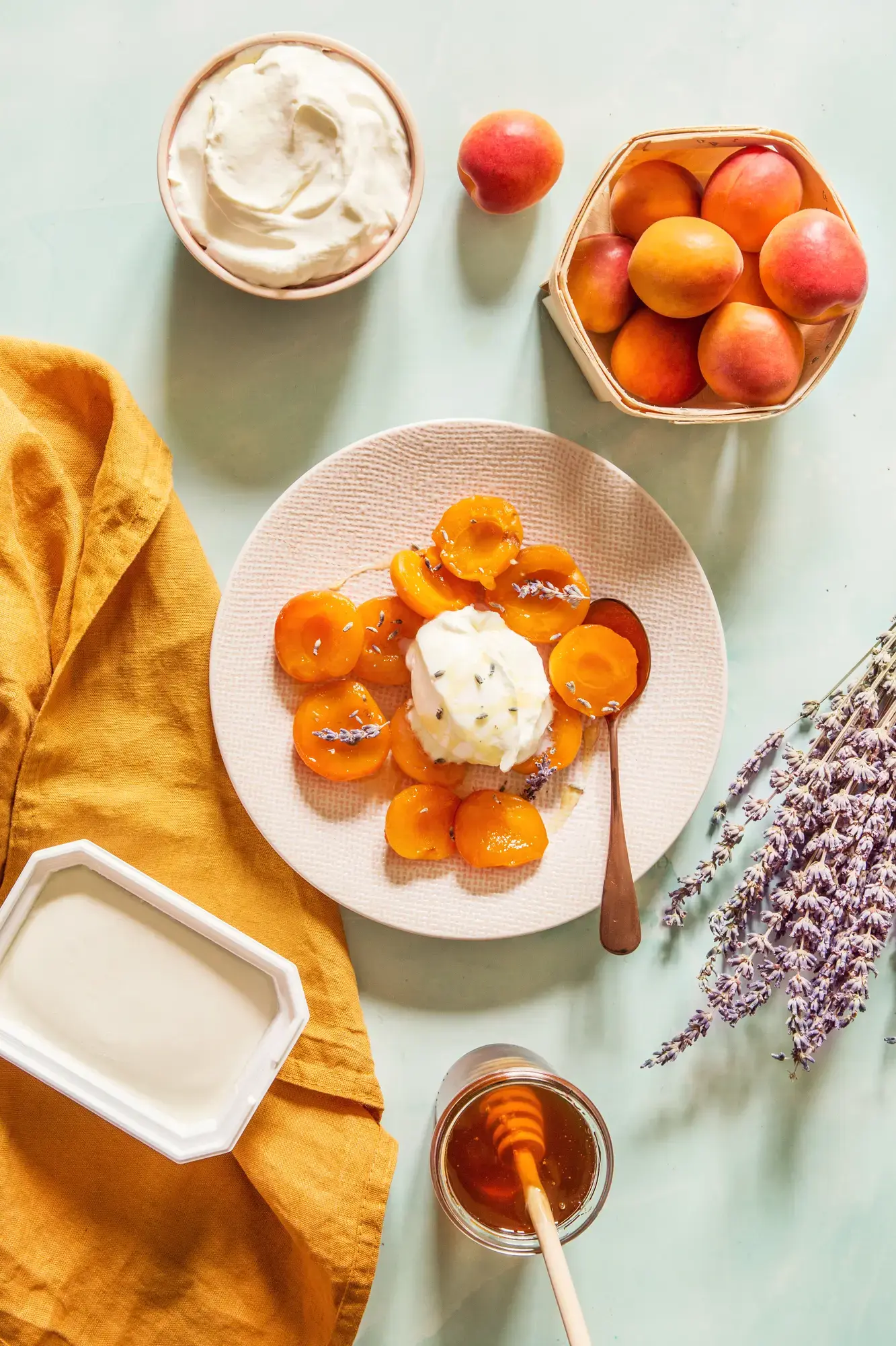 Abricots poêlés et chantilly Lavande - St Môret