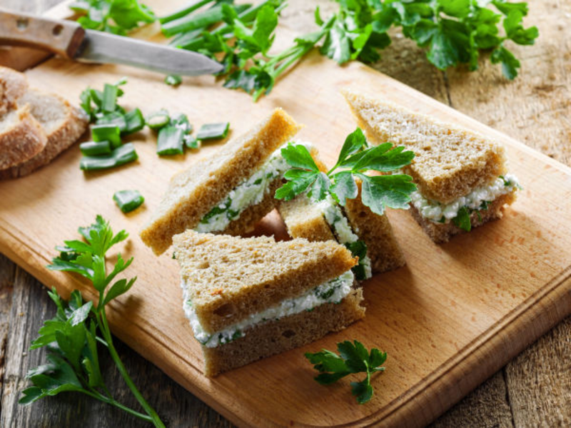 Petits sandwichs au fromage, raisins secs et olives vertes