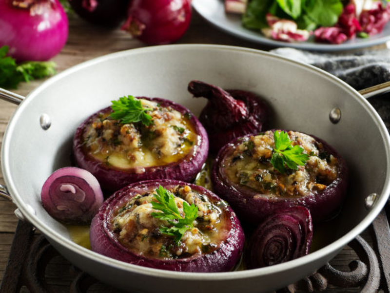 Oignons rouges farcis aux lardons et au bleu