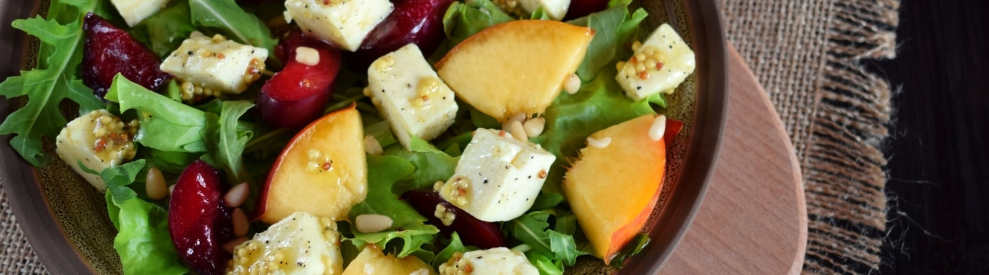 Salade au fromage de brebis, nectarines et bacon