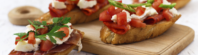 Bruschetta aux poivrons, coppa et fromage