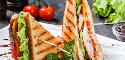 TH05_club-sandwich-poulet-courgettes-fromage_adobe
