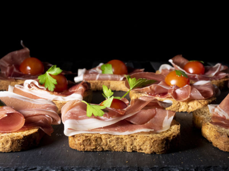 P'tites tartines de fromage frais, jambon, tomates et fromage de brebis