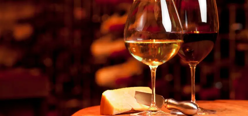 TH05_glasses-of-wine-stood-on-a-cheese-board-picture-id462303283