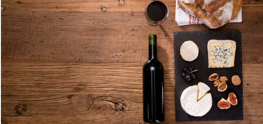 TH05_above-view-flatlay-assortment-cheese-and-wine-wooden-table-copyspace-picture-id636328414