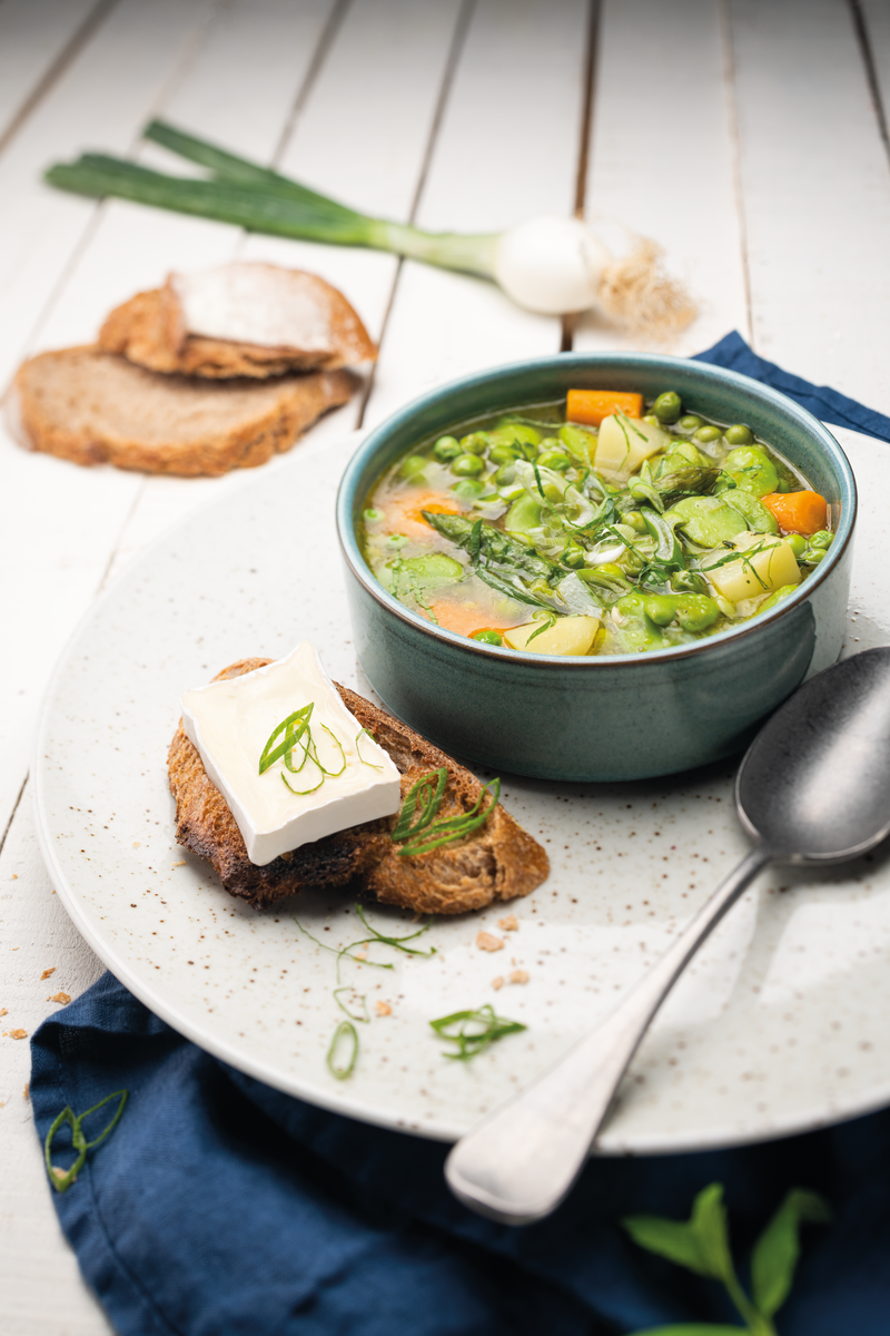 Soupe de légumes de printemps et tartine au fromage