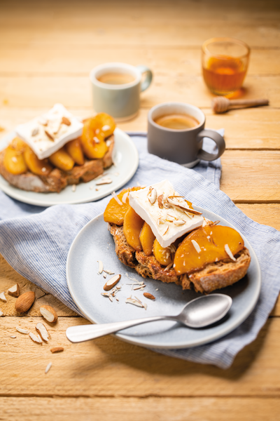 Tartines de pommes rôties au miel, fromage et amandes