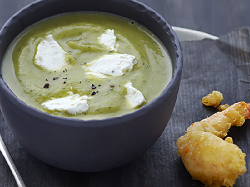 Velouté de courgette au fromage frais et tempura de gambas