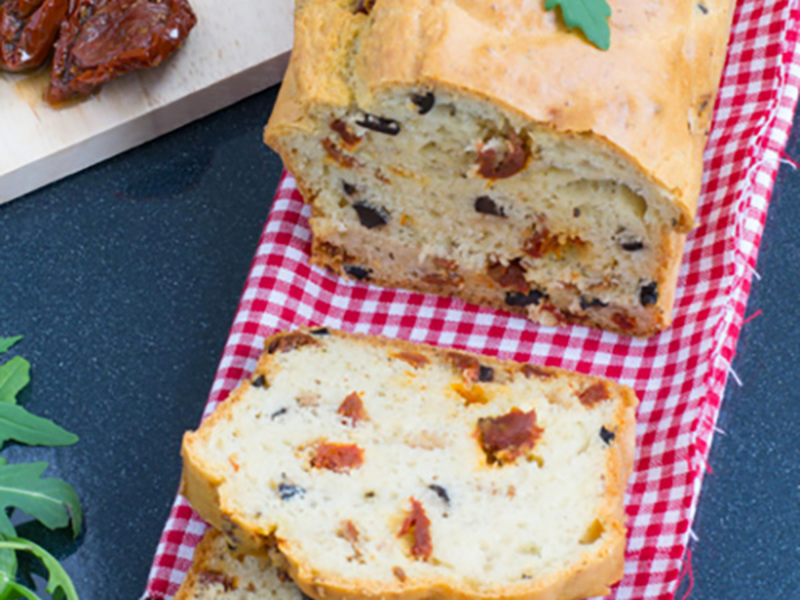 Cake au chorizo, olives et fromage de brebis