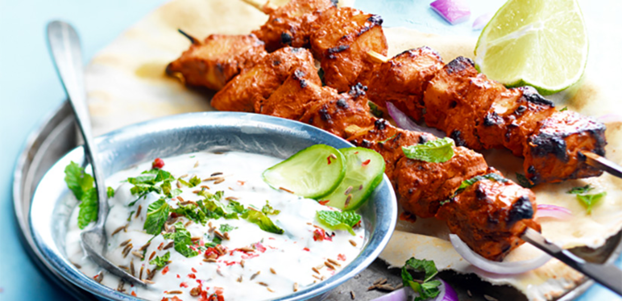 Les brochettes de poulet tandoori, sauce au chèvre frais