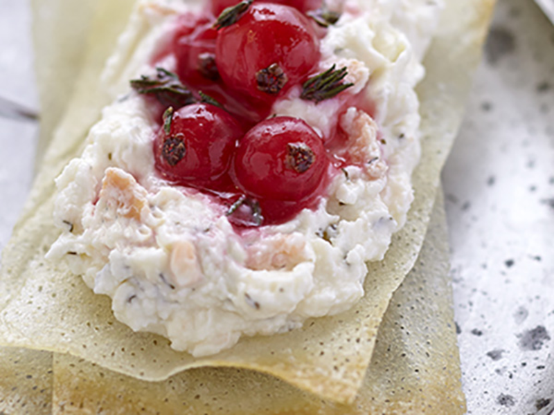 Bouchées croustillantes au fromage frais, saumon fumé et groseilles