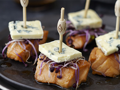 Bouchées de saumon caramélisées au soja et fromage bleu