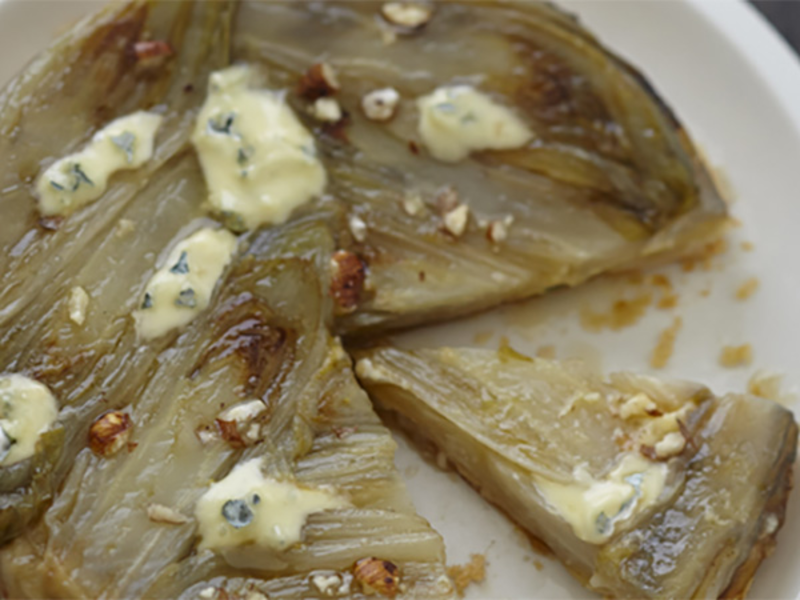 Tatin d'endive au bleu et aux noisettes